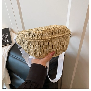 Détail d'un sac banane en paille tressée avec sangle réglable et fermeture éclair en métal