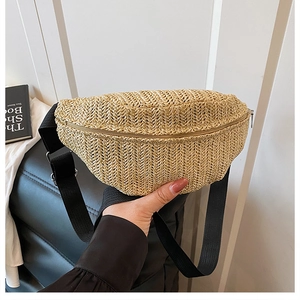 Détail du tissage de paille en V et de la fermeture éclair en métal argenté