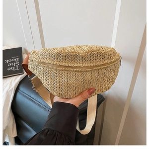 Détail du sac de poitrine en paille tressée avec bandoulière en toile bicolore