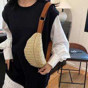 Sac de poitrine croissant en paille pour femme avec large bandoulière marron style été