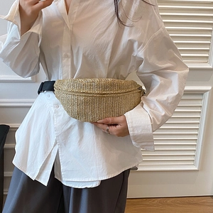 Sac banane en paille pour femme beige avec sangle noire réglable et texture ondulée