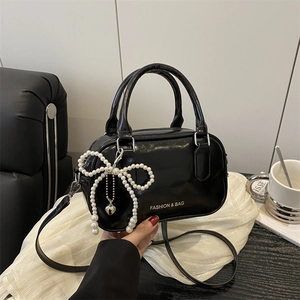 Sac Oreiller en Cuir Verni PU pour Femmes à la Mode Avec Pendentif Coeur et Noeud en Künstliche Perles Sac à Main Bandoulière
