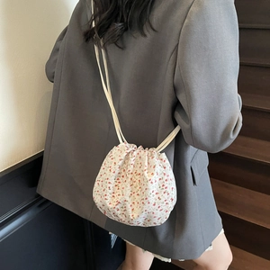 Blumige Kordelzug-Beuteltasche für Damen, cremefarbene Leinwand mit rotem Blumenmuster