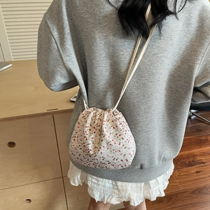 Florale Beuteltasche mit Kordelzug und schmalem Schultergurt für den Freizeitlook