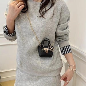 Mini schwarze Umhängetasche mit goldener Kette, Litschimuster und dekorativem Schloss