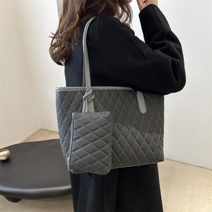 Sac fourre-tout gris matelassé élégant avec pochette assortie, vue de côté pour femmes