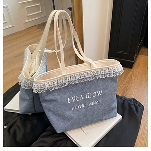 Détail du sac cabas en denim bleu avec bordure en dentelle blanche et imprimé EVEA GLOW