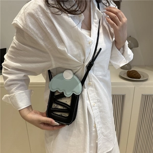 Sac bandoulière en forme de glace noir et vert menthe avec bandoulière réglable
