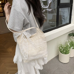 Sac bandoulière élégant en dentelle blanche avec nœud pour un look d'été vintage