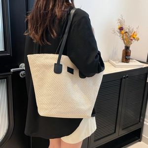 Grand sac cabas en paille crème avec anses noires pour la plage ou le bureau