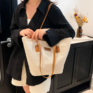 Grand sac cabas en paille avec lanières en cuir marron et garniture contrastée