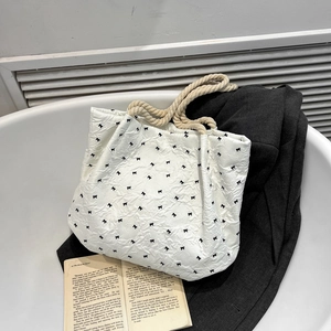 Sac à bandoulière blanc texturé avec motifs nœuds noirs et anses en corde de chanvre