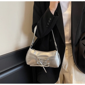 Détail du sac argenté métallisé avec cordon de serrage rétro et esthétique y2k