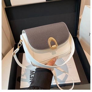 Détail du sac bandoulière bicolore élégant avec boucle de verrouillage dorée de luxe en U