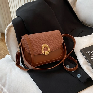 Sac Bandoulière Femme en Cuir PU Mode Rabat Tissé Sac à Épaule Navette Urbaine Avec Boucle en Fer à Cheval Dorée Petit Sac Carré