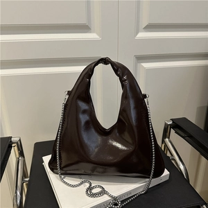 Damen Stilvolle Glänzende Lackleder Geometrische Handtasche Einfarbige Umhängetasche Mit Silberner Metallkette Riemen Sommer