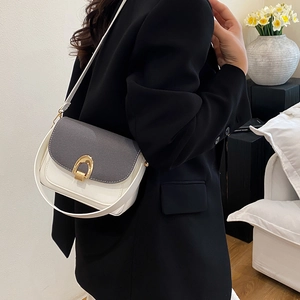 Sac bandoulière chic en cuir blanc et tissage gris avec boucle fer à cheval dorée