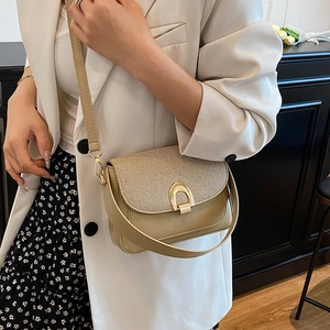 Sac bandoulière beige minimaliste avec rabat texturé et boucle dorée en U pour femme