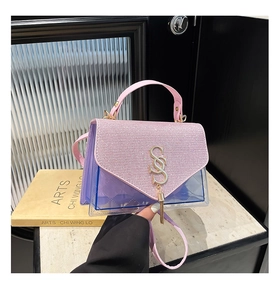 Détail du rabat pailleté rose et sac bandoulière en PVC violet avec boucle dorée en S