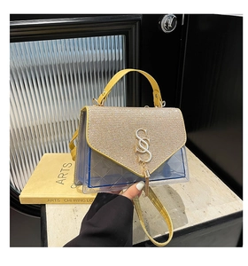 Détail du sac bandoulière en acrylique bleu avec poignée jaune et rabat pailleté doré
