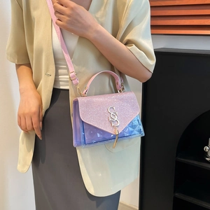 Mini sac bandoulière violet matelassé avec rabat à paillettes roses et breloque lettre S