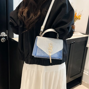 Sac bandoulière en PVC bleu translucide avec motif losanges et rabat argenté