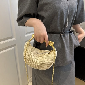 Sac croissant tressé beige élégant avec anse en U dorée et chaîne sur un mannequin
