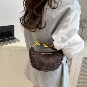 Sac à main demi-lune tissé marron foncé avec poignée artistique en métal doré