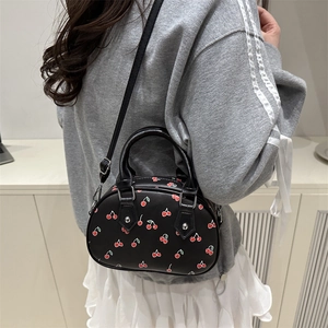 Sac Boston noir élégant avec imprimé cerises rouges et bandoulière réglable pour femmes