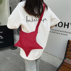 Sac bandoulière rouge unique en forme d'étoile en nylon porté par un mannequin