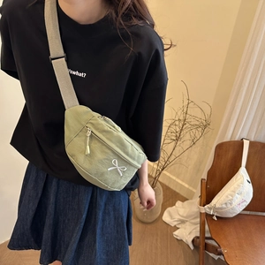 Sac bandoulière minimaliste en nylon avec broderie nœud et sangle ajustable
