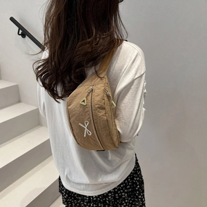 Sac bandoulière sport camel léger avec surpiqûres papillon et doubles compartiments zippés