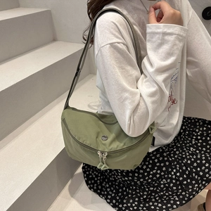 Sac fourre-tout minimaliste vert forêt en nylon avec forme en croissant et bandoulière