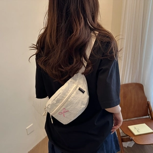 Sac bandoulière blanc minimaliste avec broderie nœud rose et sangle réglable