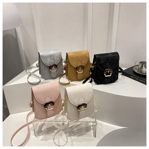 Détail de mini sacs à bandoulière en cinq couleurs avec boucles texturées style bois rétro
