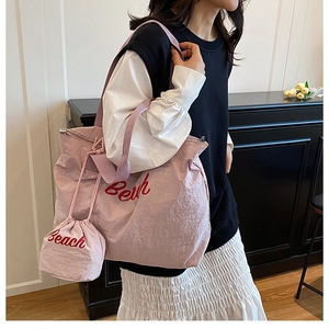 Ensemble cabas en nylon rose avec broderie Beach rouge et pochette à cordon assortie