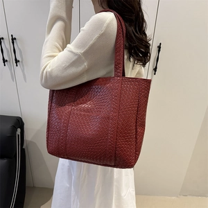 Retro woven tote bag in wine red featuring spacious design and classic knitted texture