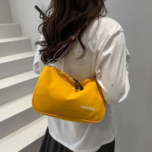 Borsa a tracolla gialla in tela a forma di mezzaluna con ampia fascia a righe