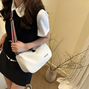 Borsa a cilindro bianca con stampa FANYISSA e tracolla a righe tricolore vivace