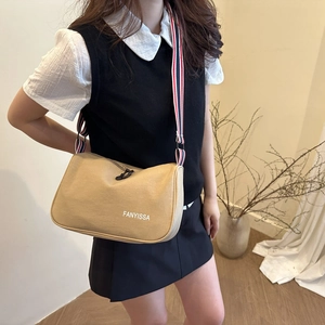 Borsa tote in tela kaki ad alta capacità con tracolla a righe e logo FANYISSA stampato