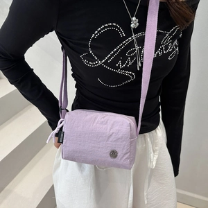 Borsa a tracolla in nylon lilla con tracolla larga e logo in metallo per stile casual