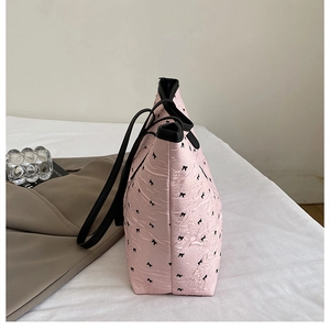 Détail du sac cabas rose avec imprimé nœuds et texture de tissu froissé unique