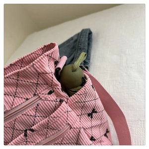 Borsa a tracolla in velluto rosa trapuntata con fiocchi e tasca laterale per ombrello