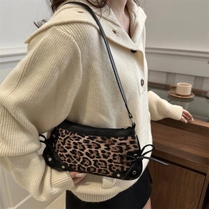 Sac sous le bras rétro à motif léopard avec nœuds noirs et bandoulière réglable