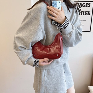 Modische dunkelrote Halbmond-Schultertasche mit Silberkette und glänzendem Lederfinish