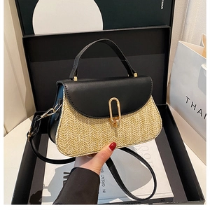 Detalle de bolso tejido en contraste con solapa de cuero negro y cierre de metal