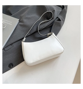 Détail du sac hobo en cuir PU blanc avec fermeture éclair dorée en forme de pétale élégant