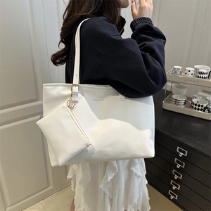Sac fourre-tout blanc minimaliste avec imprimé doré et petite pochette assortie
