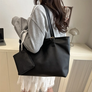 Grand sac cabas noir minimaliste en cuir synthétique avec motif croisé et petite pochette