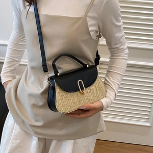 Bolso elegante de paja con solapa de cuero negro y cierre dorado para un estilo urbano